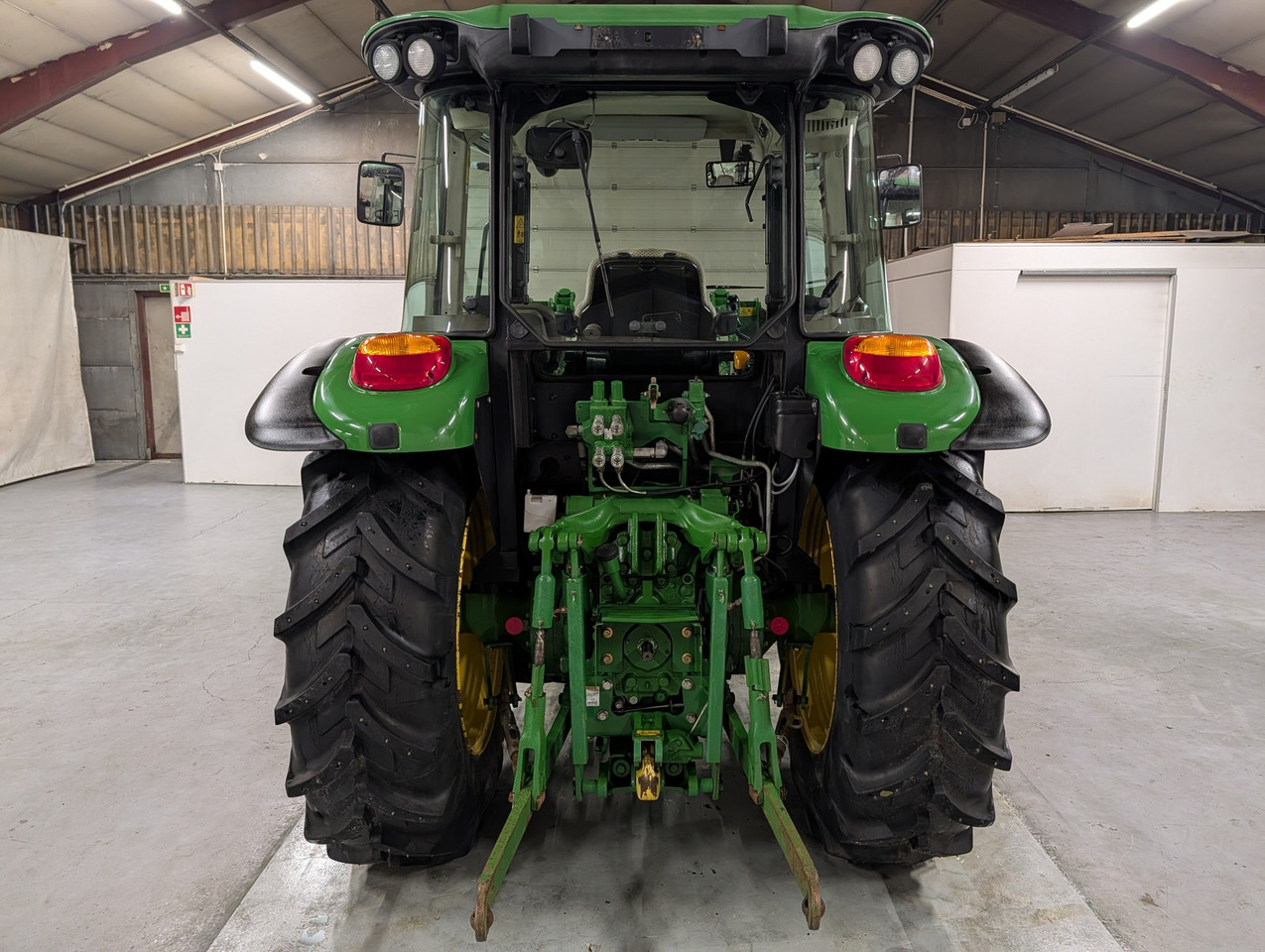 John Deere 5085M - Traktor: gambar 4 John Deere 5085M - Traktor: gambar 4