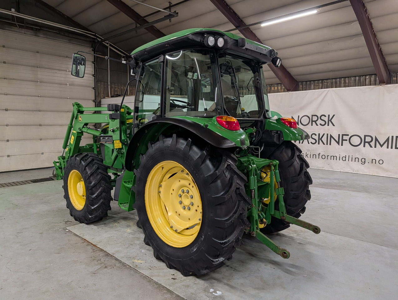 John Deere 5085M - Traktor: gambar 3 John Deere 5085M - Traktor: gambar 3