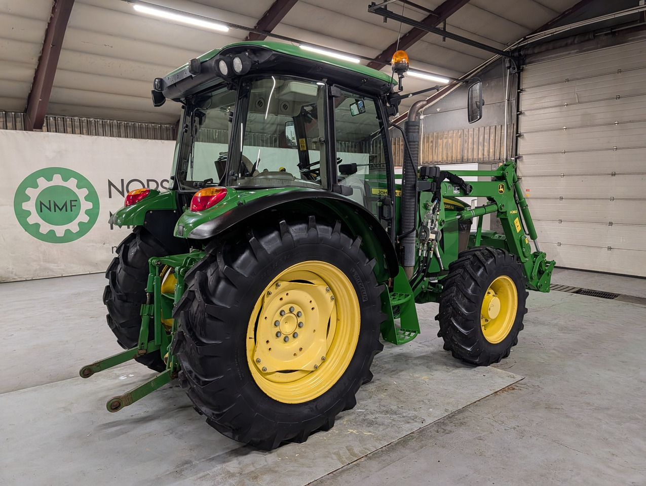 John Deere 5085M - Traktor: gambar 5 John Deere 5085M - Traktor: gambar 5