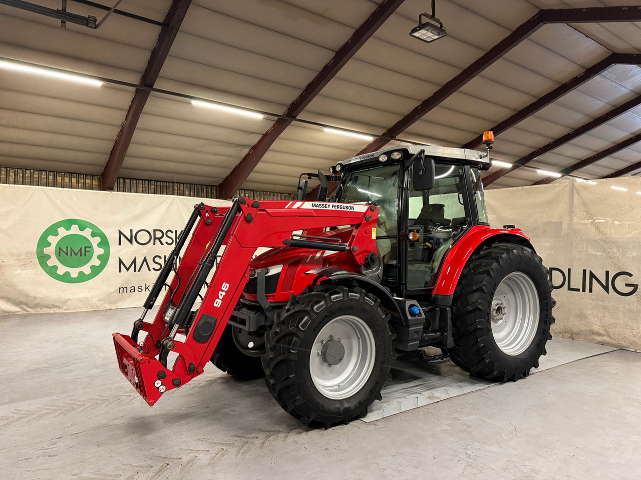 Massey Ferguson 5613 Dyna 4 - Traktor: gambar 1 Massey Ferguson 5613 Dyna 4 - Traktor: gambar 1