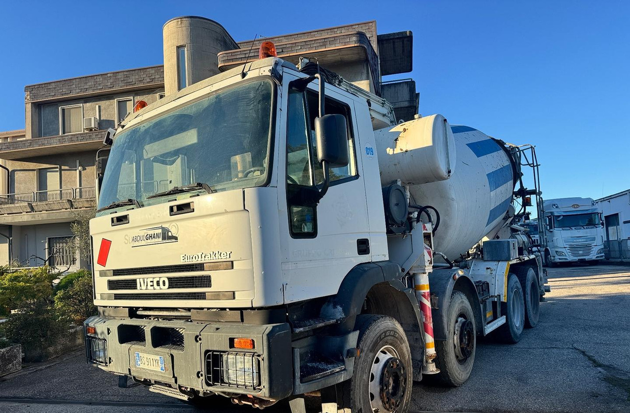 Betonpompa CIFA Iveco Trakker 410E44 - Truk pompa beton: gambar 1 Betonpompa CIFA Iveco Trakker 410E44 - Truk pompa beton: gambar 1