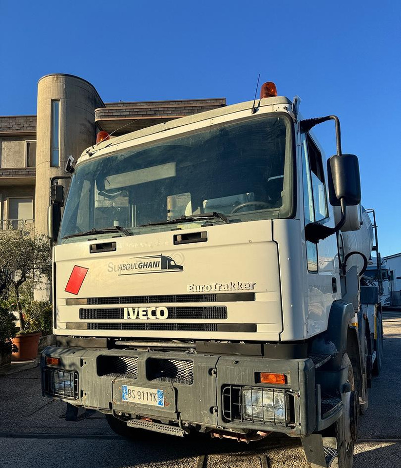Betonpompa CIFA Iveco Trakker 410E44 - Truk pompa beton: gambar 2 Betonpompa CIFA Iveco Trakker 410E44 - Truk pompa beton: gambar 2
