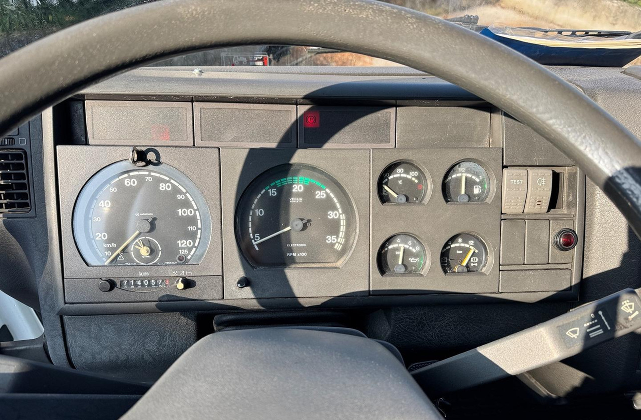 Iveco Eurocargo 150E23 con Gru HIAB - Truk flatbed, Truk derek: gambar 4 Iveco Eurocargo 150E23 con Gru HIAB - Truk flatbed, Truk derek: gambar 4