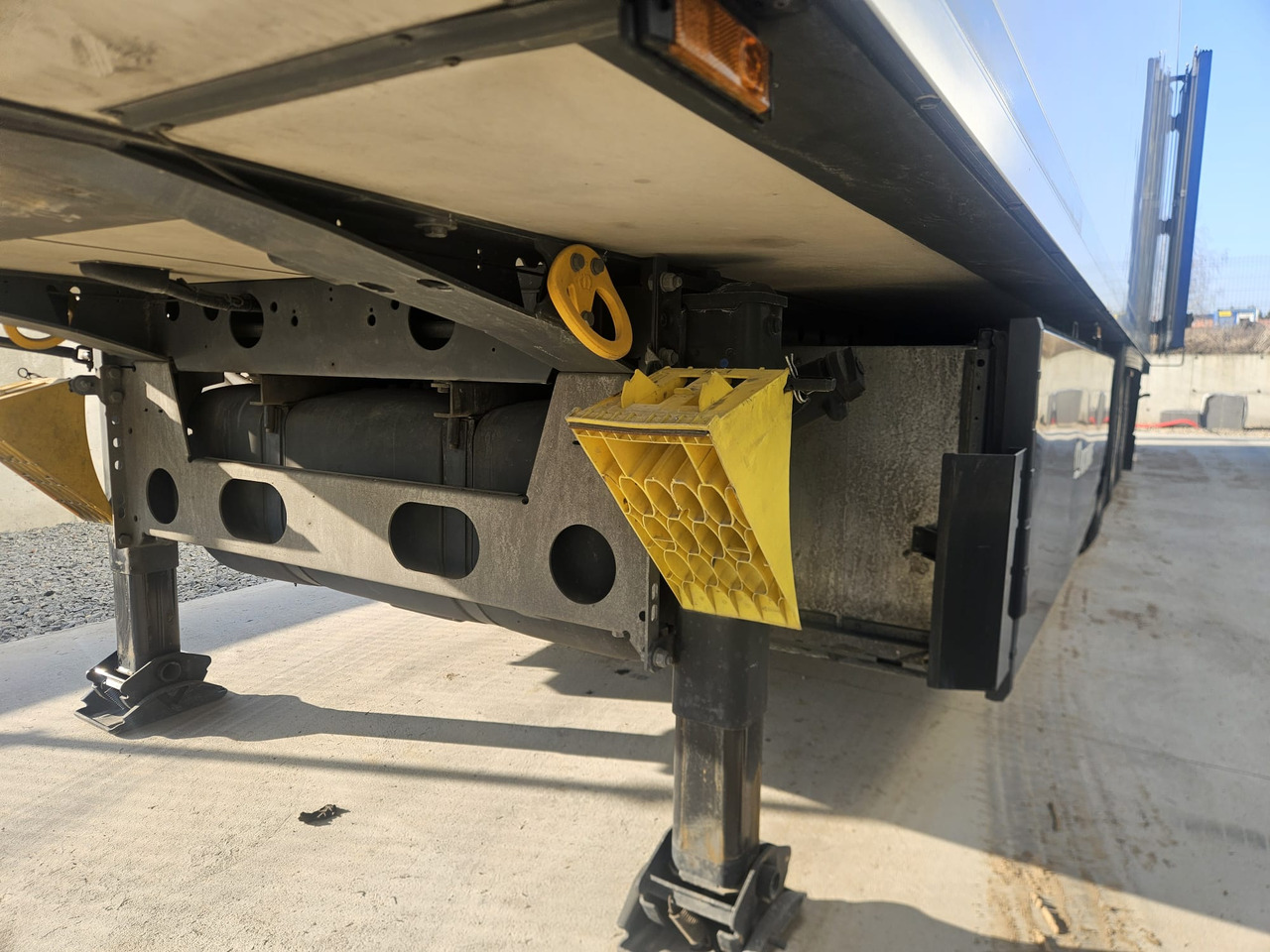 Semi-trailer berpendingin KRONE SD  Carrier Vector 1550: gambar 6