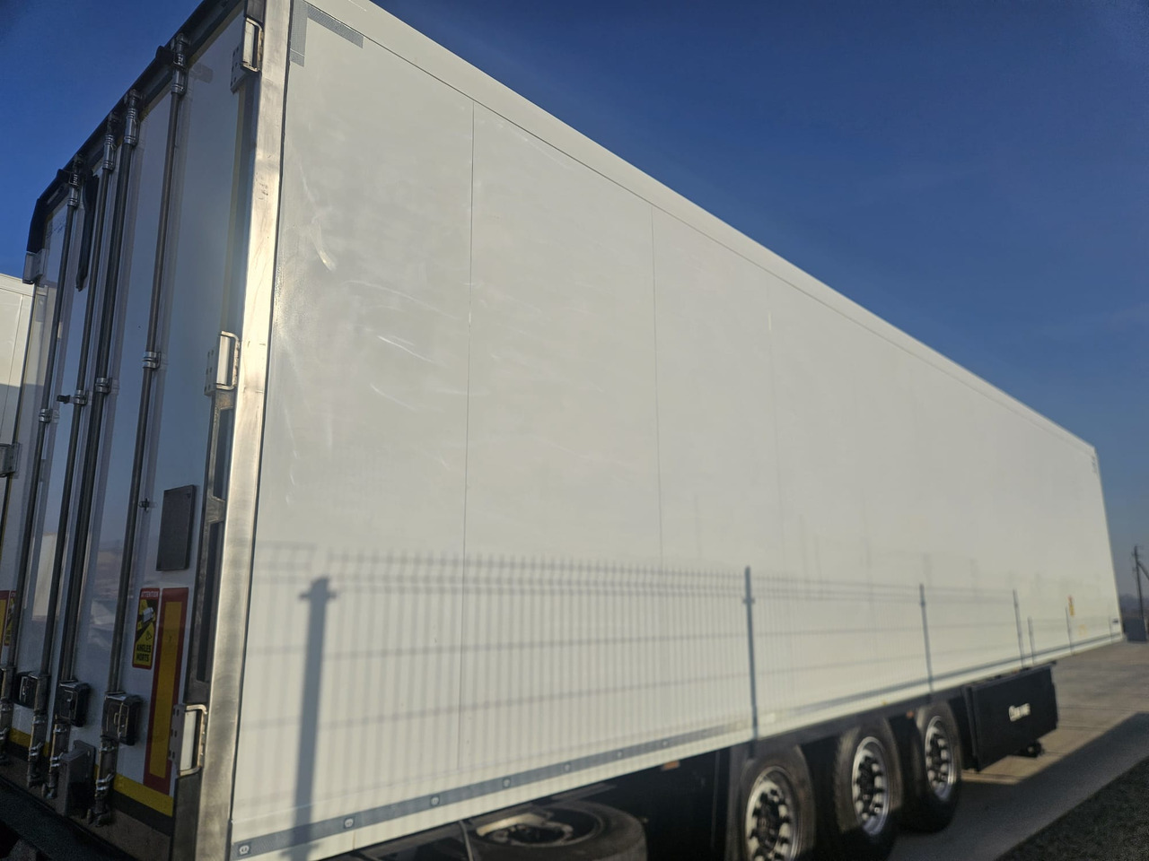 Semi-trailer berpendingin KRONE SD  Carrier Vector 1550: gambar 9