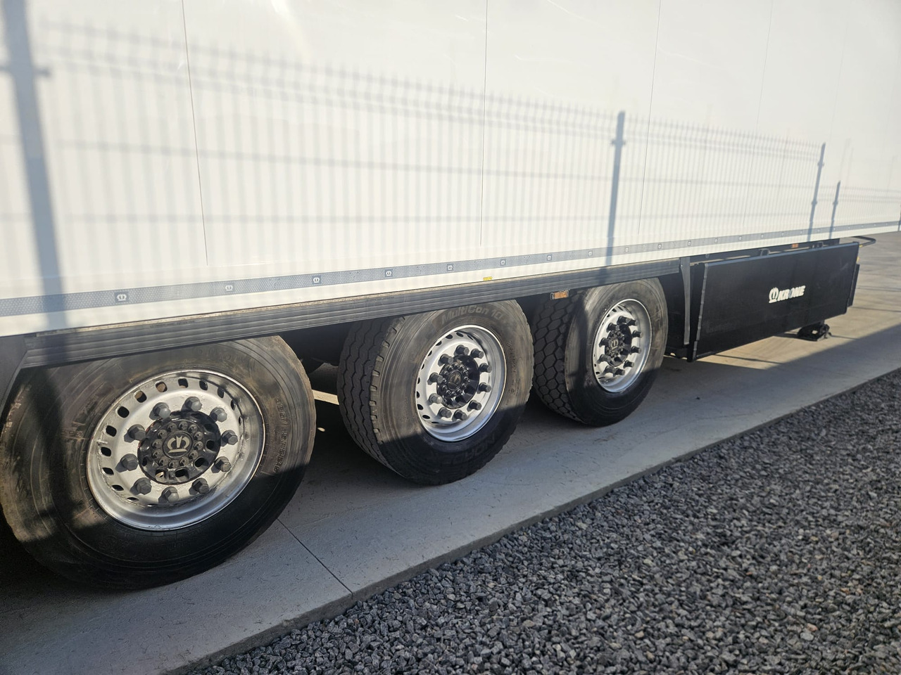 Semi-trailer berpendingin KRONE SD  Carrier Vector 1550: gambar 10