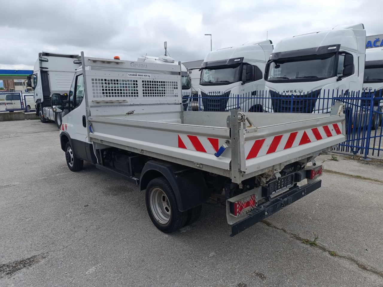 Van jungkit IVECO Daily 35C14: gambar 10