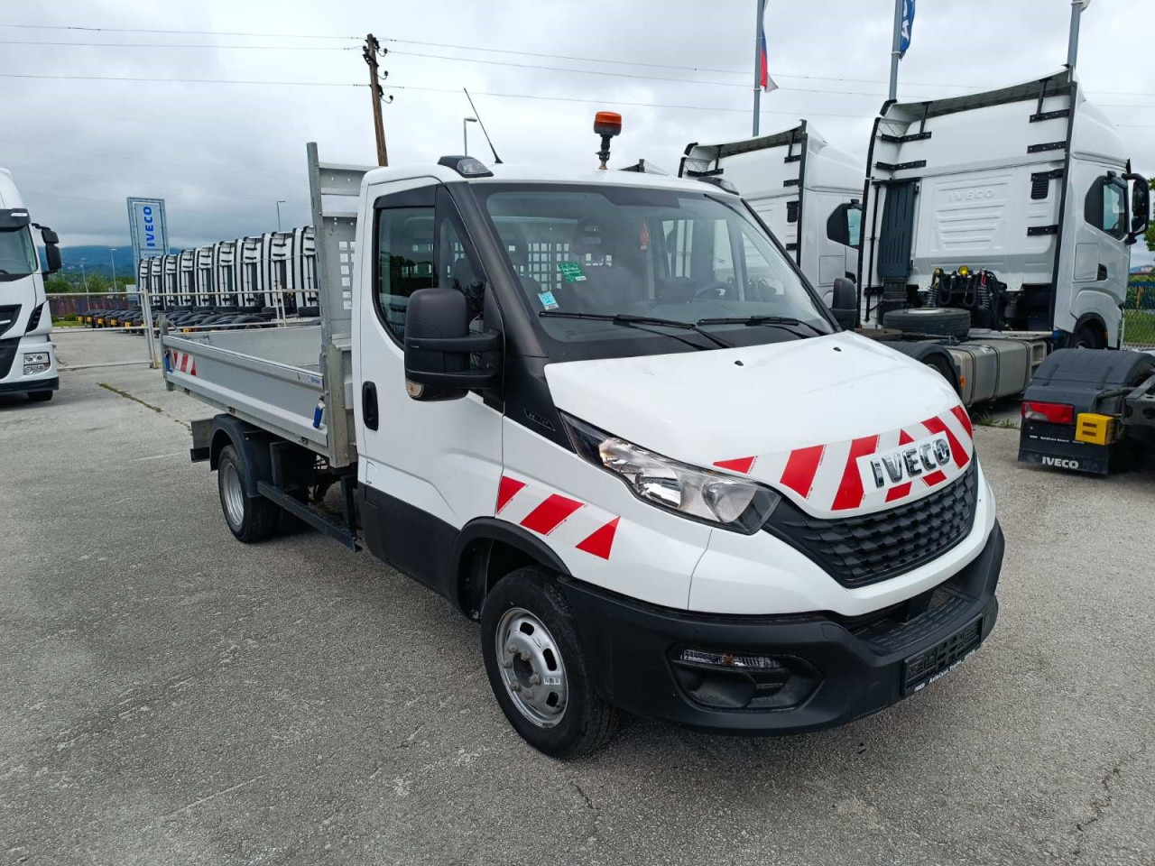 Van jungkit IVECO Daily 35C14: gambar 9