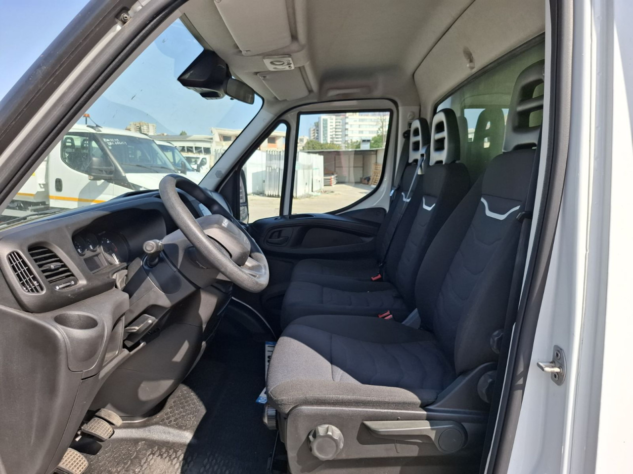 IVECO Daily 35C16H3.0 box/lift - Van box: gambar 2 IVECO Daily 35C16H3.0 box/lift - Van box: gambar 2