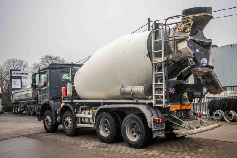 Mercedes AROCS 3236 BB+LIEBHERR 9M3 - Truk pengaduk beton: gambar 4 Mercedes AROCS 3236 BB+LIEBHERR 9M3 - Truk pengaduk beton: gambar 4