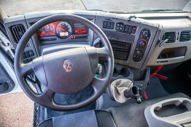 Interior photo 1: Leasing Renault MIDLUM 240(12t) DXI+E5+HAYON Renault MIDLUM 240(12t) DXI+E5+HAYON