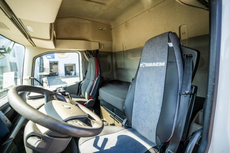 Interior photo 1: Tractor head Volvo FH 4 460