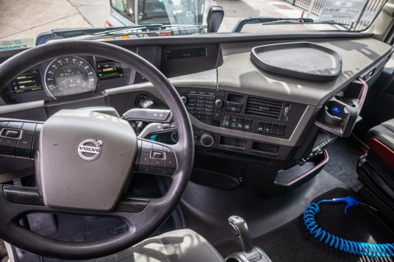 Interior photo 2: Tractor head Volvo FH460+E6+Kiphydr.