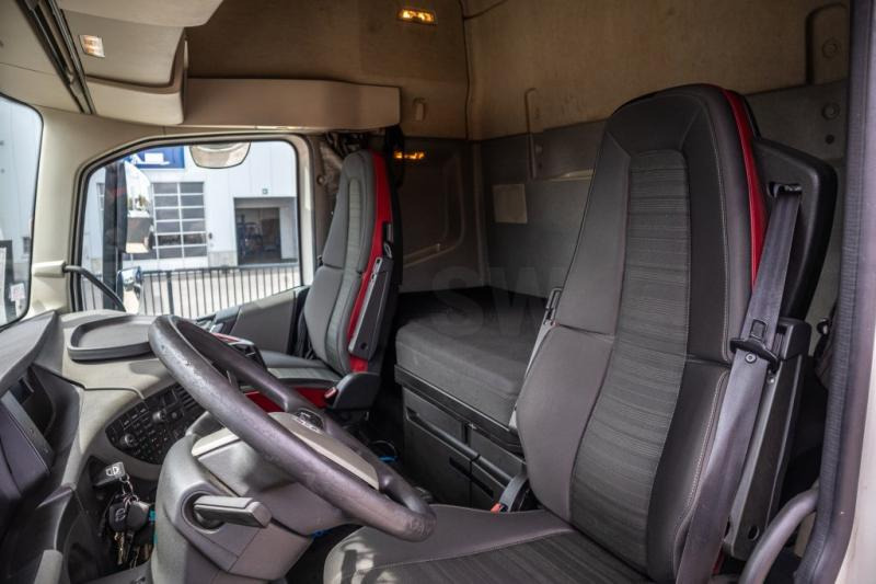 Interior photo 1: Tractor head Volvo FH460+E6+Kiphydr.