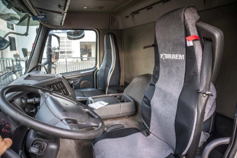 Interior photo 1: Truk dengan terpal samping Volvo FM 330-6x2-E5+10 pneus/tires+intarder