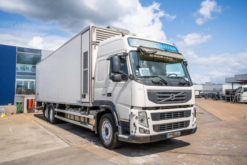 Volvo FM 330-6x2-VEB+AUBINEAU+DHOLLANDIA- POUSSIN/CHICKEN/KUIKEN/KÛKEN - Truk berpendingin: gambar 2 Volvo FM 330-6x2-VEB+AUBINEAU+DHOLLANDIA- POUSSIN/CHICKEN/KUIKEN/KÛKEN - Truk berpendingin: gambar 2