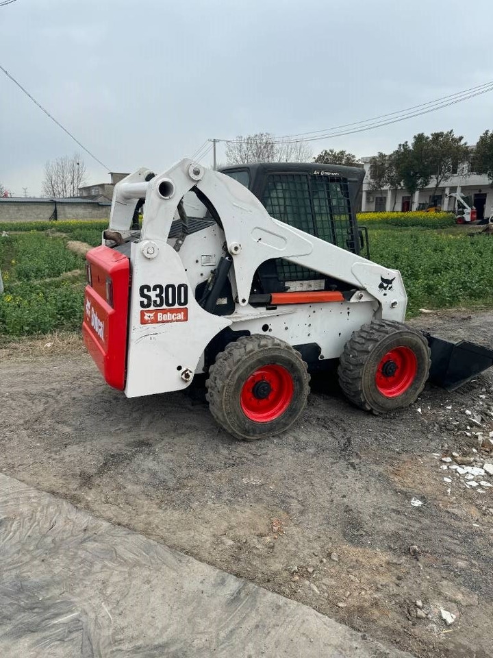 Bobcat S 300 - Skid steer: gambar 1 Bobcat S 300 - Skid steer: gambar 1