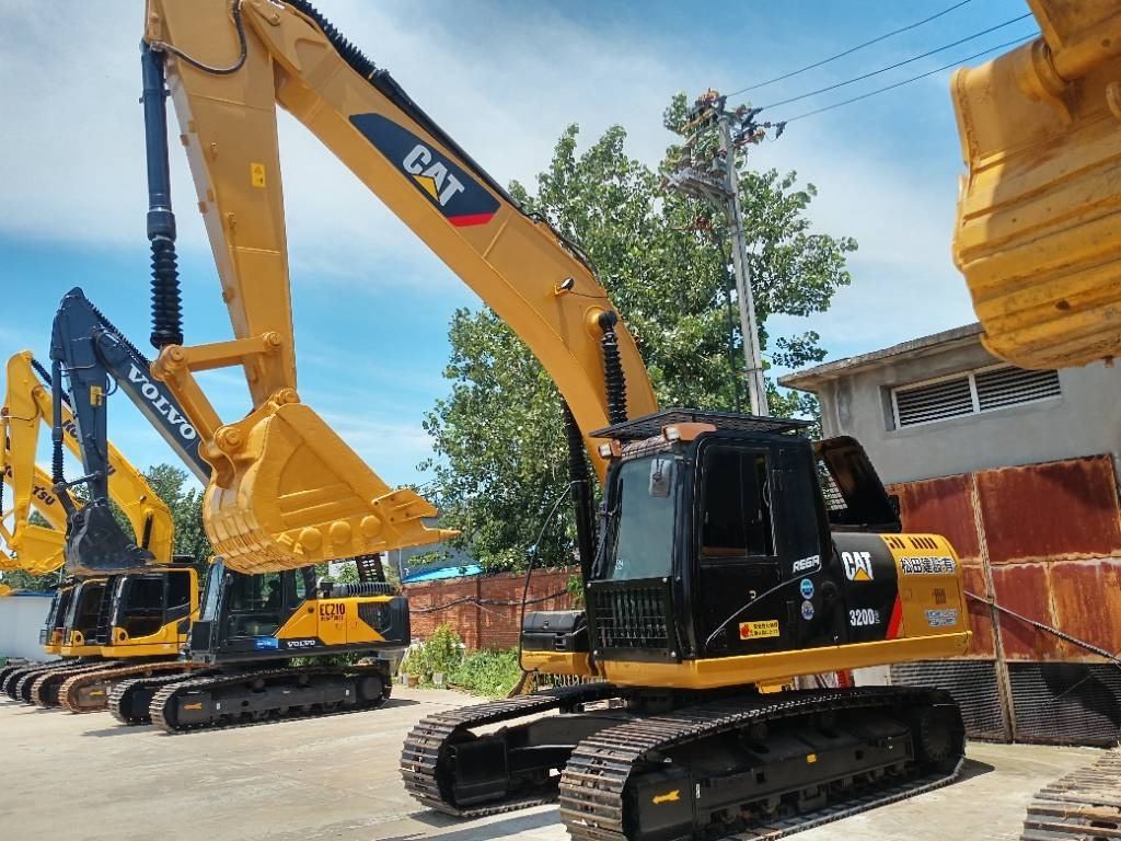 CAT 320D2 - Ekskavator perayap: gambar 4 CAT 320D2 - Ekskavator perayap: gambar 4
