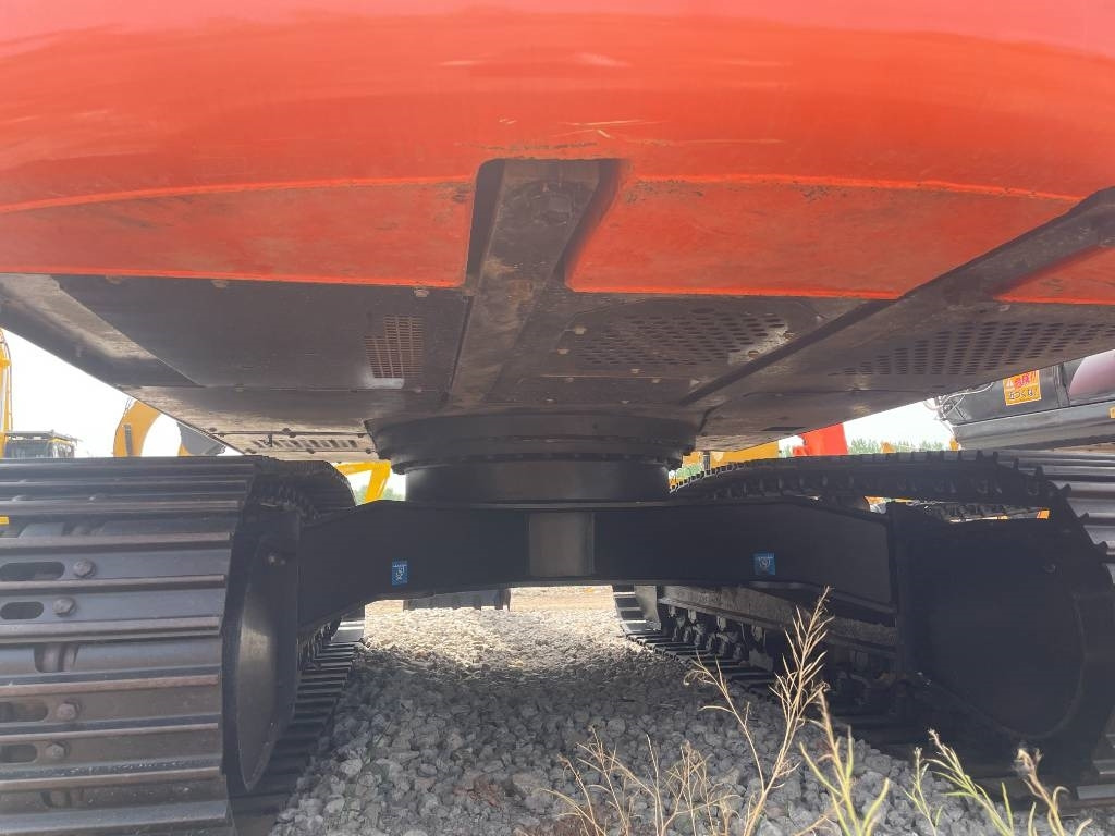 Hitachi ZX 200 - Ekskavator perayap: gambar 5 Hitachi ZX 200 - Ekskavator perayap: gambar 5