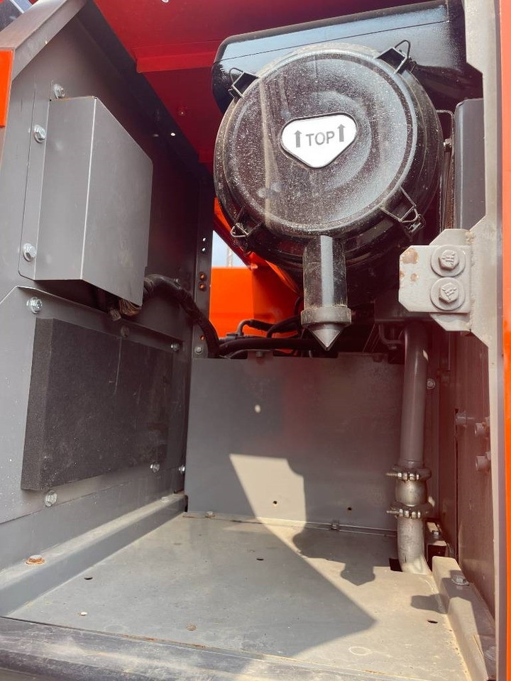 Hitachi ZX 240 - Ekskavator perayap: gambar 4 Hitachi ZX 240 - Ekskavator perayap: gambar 4