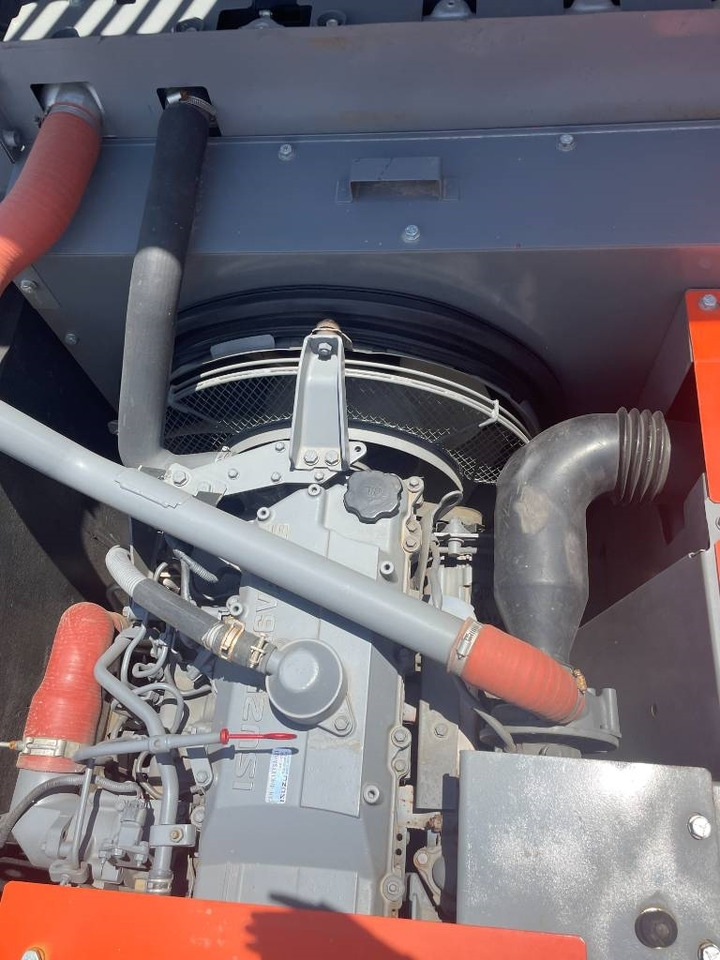 Hitachi ZX 240 - Ekskavator perayap: gambar 5 Hitachi ZX 240 - Ekskavator perayap: gambar 5