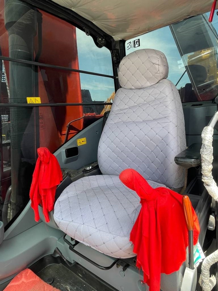 Hitachi ZX 240 - Ekskavator perayap: gambar 4 Hitachi ZX 240 - Ekskavator perayap: gambar 4