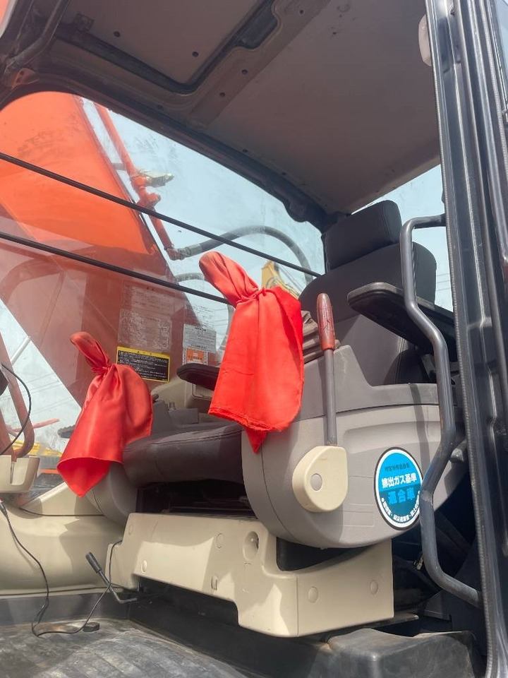 Hitachi ZX 240 - Ekskavator perayap: gambar 4 Hitachi ZX 240 - Ekskavator perayap: gambar 4