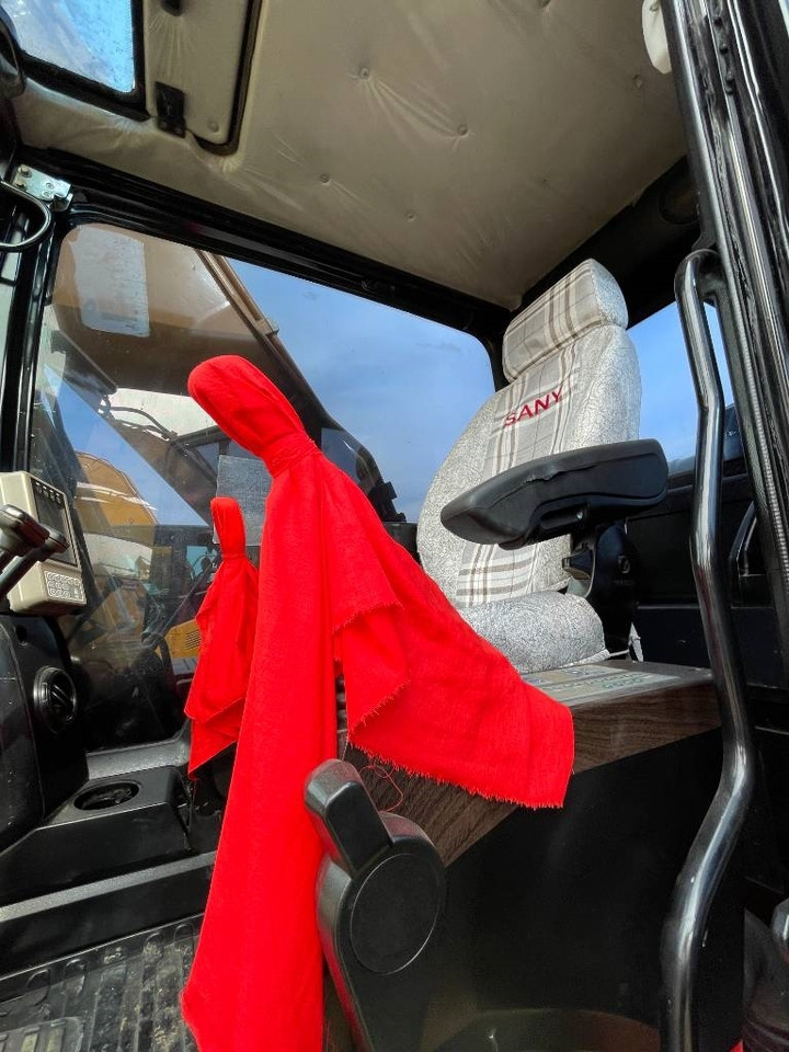 Sany SY 215 C - Ekskavator perayap: gambar 4 Sany SY 215 C - Ekskavator perayap: gambar 4