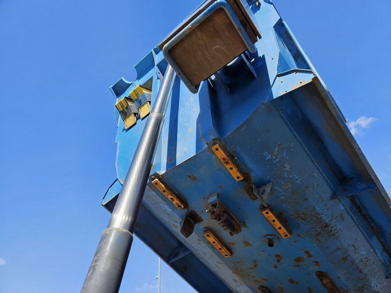 Scania R420 8x4 - Tipper - full spring - 2007 year - Truk jungkit: gambar 4 Scania R420 8x4 - Tipper - full spring - 2007 year - Truk jungkit: gambar 4