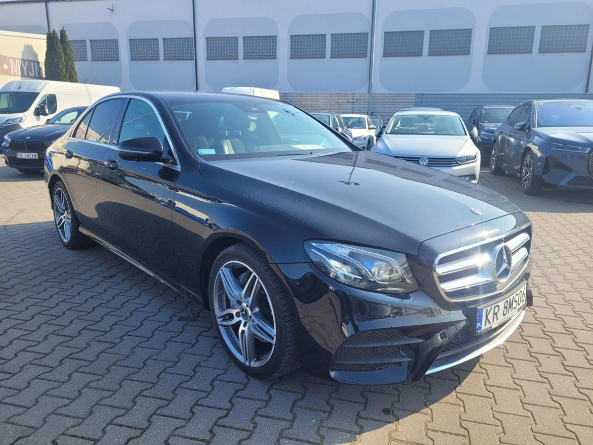 Mobil sedan MERCEDES BENZ E 220 D 4MATIC SEDAN: gambar 1