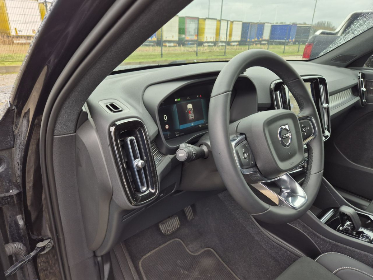 Mobil SUV VOLVO XC40 SUV: gambar 16