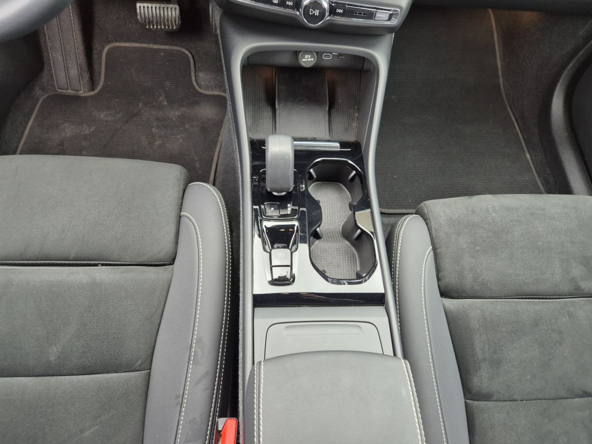 Mobil SUV VOLVO XC40 SUV: gambar 20