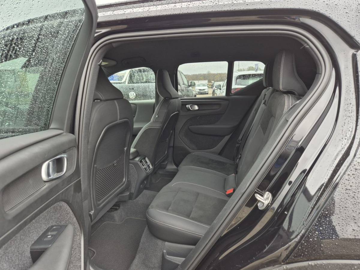 Mobil SUV VOLVO XC40 SUV: gambar 17
