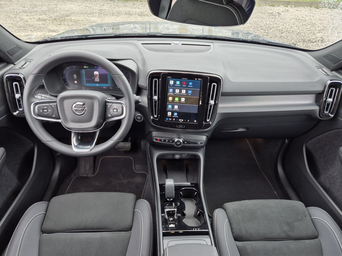 Mobil SUV VOLVO XC40 SUV: gambar 18
