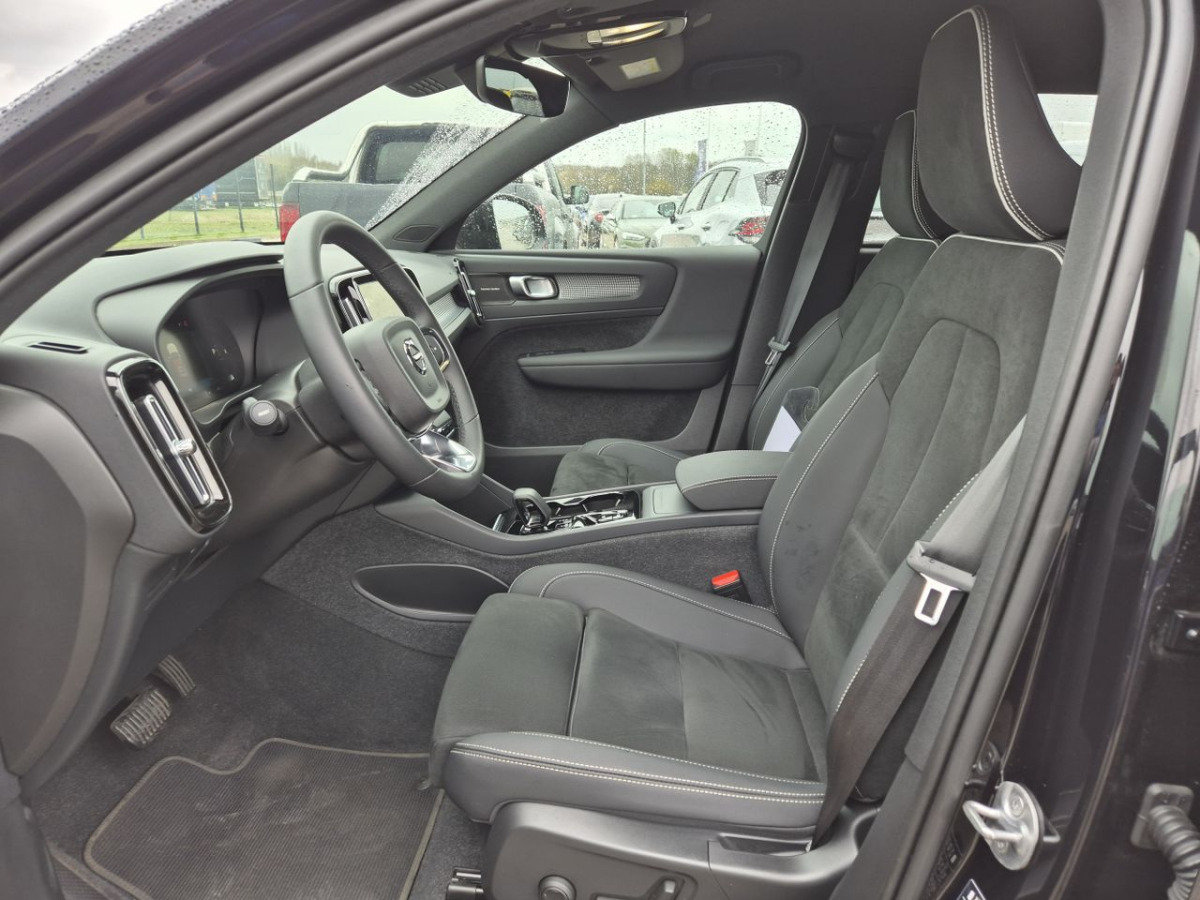 Mobil SUV VOLVO XC40 SUV: gambar 15