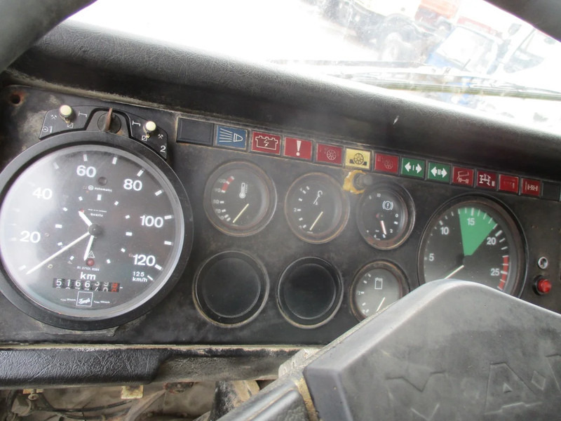 Truk jungkit MAN 26.321 6x4 , 3 way tipper , ZF Manual , Spring suspension: gambar 11 Truk jungkit MAN 26.321 6x4 , 3 way tipper , ZF Manual , Spring suspension: gambar 11