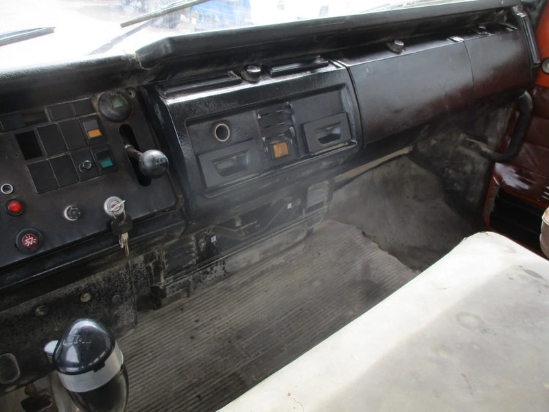 Truk jungkit MAN 26.321 6x4 , 3 way tipper , ZF Manual , Spring suspension: gambar 12 Truk jungkit MAN 26.321 6x4 , 3 way tipper , ZF Manual , Spring suspension: gambar 12