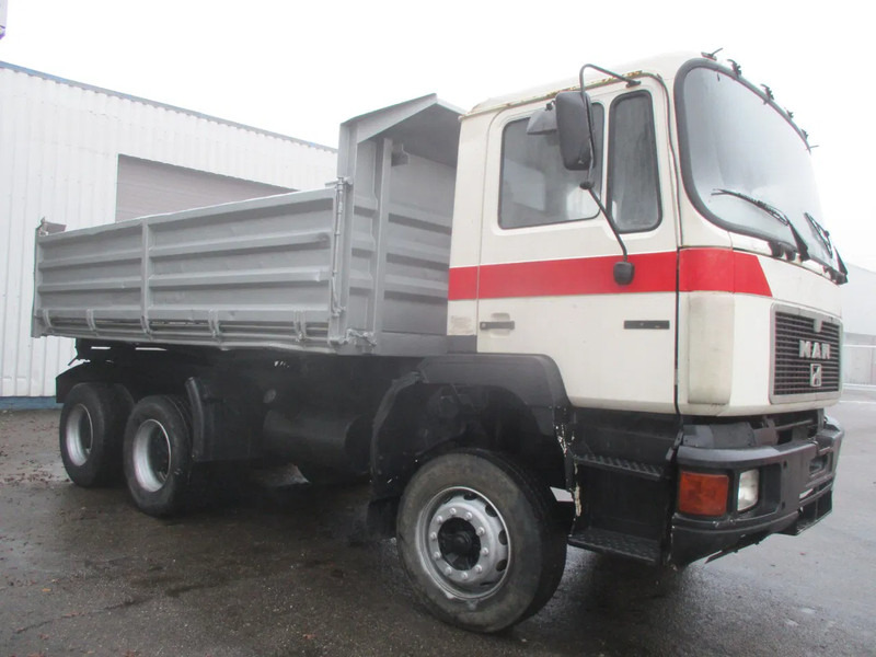 MAN 26 322 ZF Manual , 6x4 , 3 way tipper , Spring suspension - Truk jungkit: gambar 4 MAN 26 322 ZF Manual , 6x4 , 3 way tipper , Spring suspension - Truk jungkit: gambar 4
