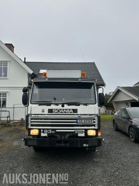 1995 Scania P93 tippbil med kran - Truk jungkit: gambar 2 1995 Scania P93 tippbil med kran - Truk jungkit: gambar 2