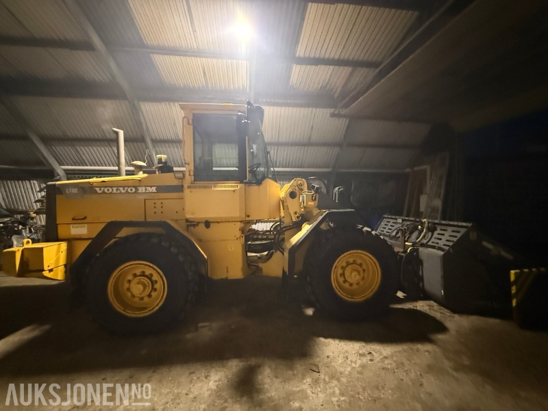 1996 Volvo L70C - Klappvinge - Sentralsmøring - 18 290t - Wheel loader: gambar 4 1996 Volvo L70C - Klappvinge - Sentralsmøring - 18 290t - Wheel loader: gambar 4