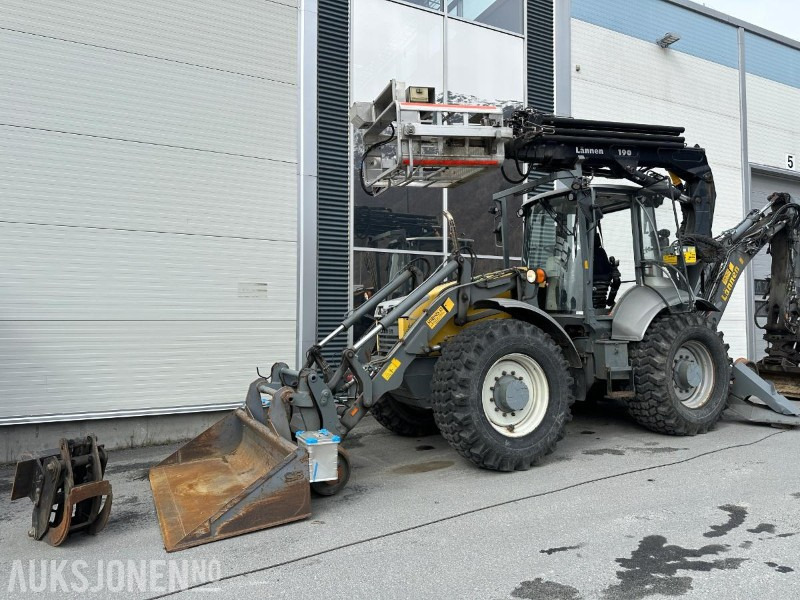 2007 8600E LÄNNEN SKINNE/VEI GRAVELASTER M/PERSONLIFT, RAMMESTYRT - JERNBANE MASKIN - Backhoe loader: gambar 2 2007 8600E LÄNNEN SKINNE/VEI GRAVELASTER M/PERSONLIFT, RAMMESTYRT - JERNBANE MASKIN - Backhoe loader: gambar 2