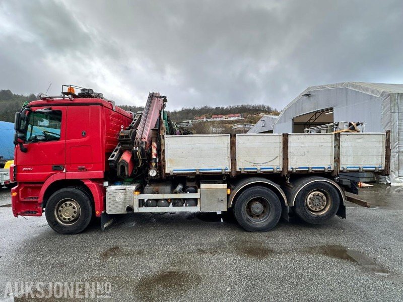 2009 Mercedes-Benz 2551L/42 6X2M Kranbil m/Fassi F235XP kran | Luft foran og bak | Krok og plan, 305520km - Truk derek: gambar 2 2009 Mercedes-Benz 2551L/42 6X2M Kranbil m/Fassi F235XP kran | Luft foran og bak | Krok og plan, 305520km - Truk derek: gambar 2
