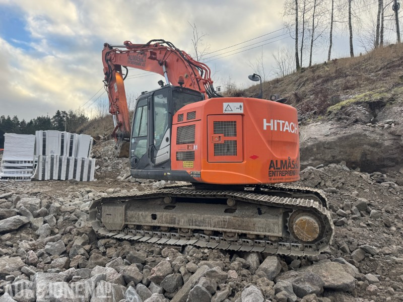 2014 Hitachi ZX225USLC-5B Beltegraver med tiltrotator og pusseskuffe - Ekskavator: gambar 5 2014 Hitachi ZX225USLC-5B Beltegraver med tiltrotator og pusseskuffe - Ekskavator: gambar 5
