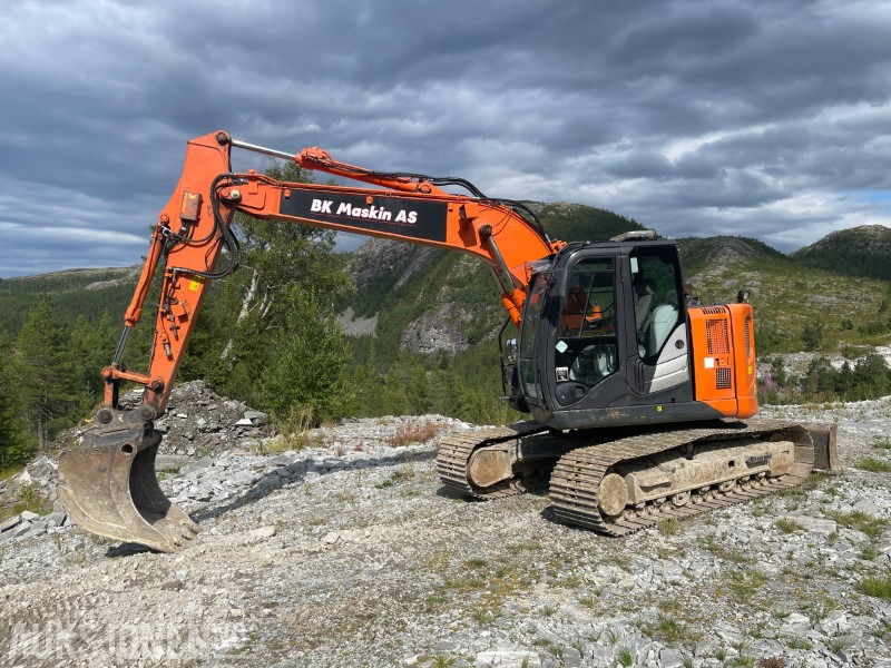 2015 Hitachi Zaxis 135US-5B-Leveres med graveskuffe+pusseskuffe og Rototilt - Ekskavator: gambar 1 2015 Hitachi Zaxis 135US-5B-Leveres med graveskuffe+pusseskuffe og Rototilt - Ekskavator: gambar 1