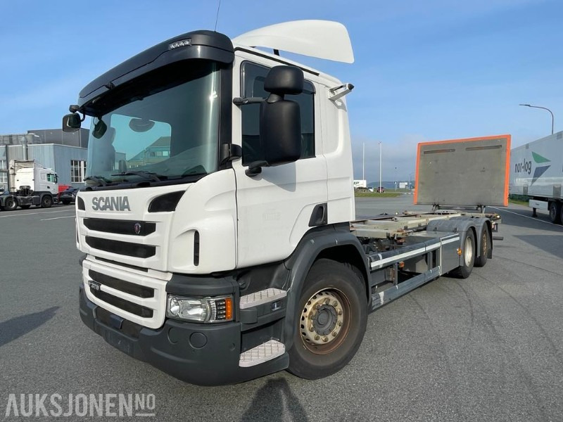 2016 Scania P370 LB6x2 lastebil med lift/løftebord - 3-akslet - Kamera - 208601 km. - Pengangkut kontainer/ Container truck: gambar 1 2016 Scania P370 LB6x2 lastebil med lift/løftebord - 3-akslet - Kamera - 208601 km. - Pengangkut kontainer/ Container truck: gambar 1
