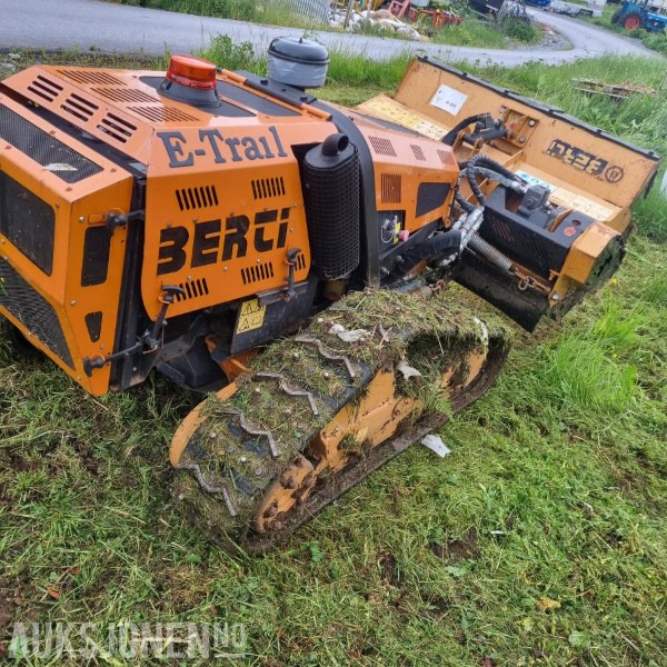 Berti E-trail - Fjernstyrt beltedrevet beitepusser/slagklipper - Klippebredde 130 cm - Kendaraan Kota/ Khusus: gambar 2 Berti E-trail - Fjernstyrt beltedrevet beitepusser/slagklipper - Klippebredde 130 cm - Kendaraan Kota/ Khusus: gambar 2