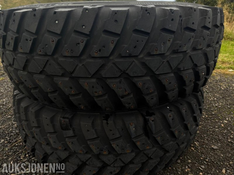 2010 Vinterhjulsett med pigg - 440/80R28 + 540/80R38 - Valtra/MF Nokian Tri 2 - Peralatan pertanian: gambar 2 2010 Vinterhjulsett med pigg - 440/80R28 + 540/80R38 - Valtra/MF Nokian Tri 2 - Peralatan pertanian: gambar 2