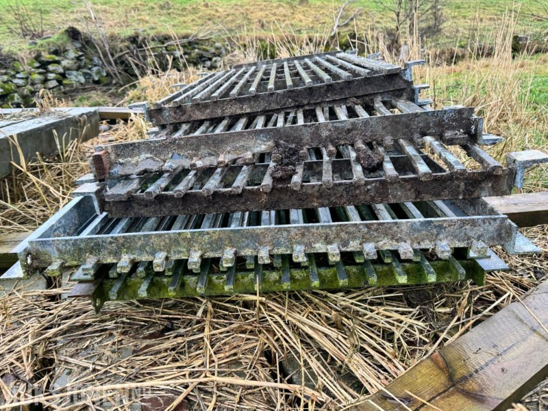 Firkantstålrister / gjødselrister for storfe - 3 stk på 1,2 meter og 5 stk på 2,4 meter - Peralatan pertanian: gambar 2 Firkantstålrister / gjødselrister for storfe - 3 stk på 1,2 meter og 5 stk på 2,4 meter - Peralatan pertanian: gambar 2