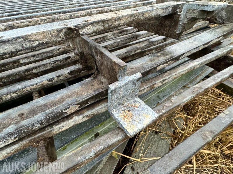 Firkantstålrister / gjødselrister for storfe - 3 stk på 1,2 meter og 5 stk på 2,4 meter - Peralatan pertanian: gambar 4 Firkantstålrister / gjødselrister for storfe - 3 stk på 1,2 meter og 5 stk på 2,4 meter - Peralatan pertanian: gambar 4