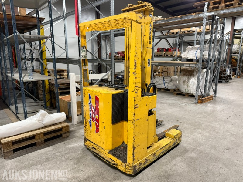 1995 ABECO 12 SMATTF – Elektrisk skyvemasttruck / stabler 1200 kg, 5,65 m løftehøyde - Peralatan untuk menangani material: gambar 3 1995 ABECO 12 SMATTF – Elektrisk skyvemasttruck / stabler 1200 kg, 5,65 m løftehøyde - Peralatan untuk menangani material: gambar 3